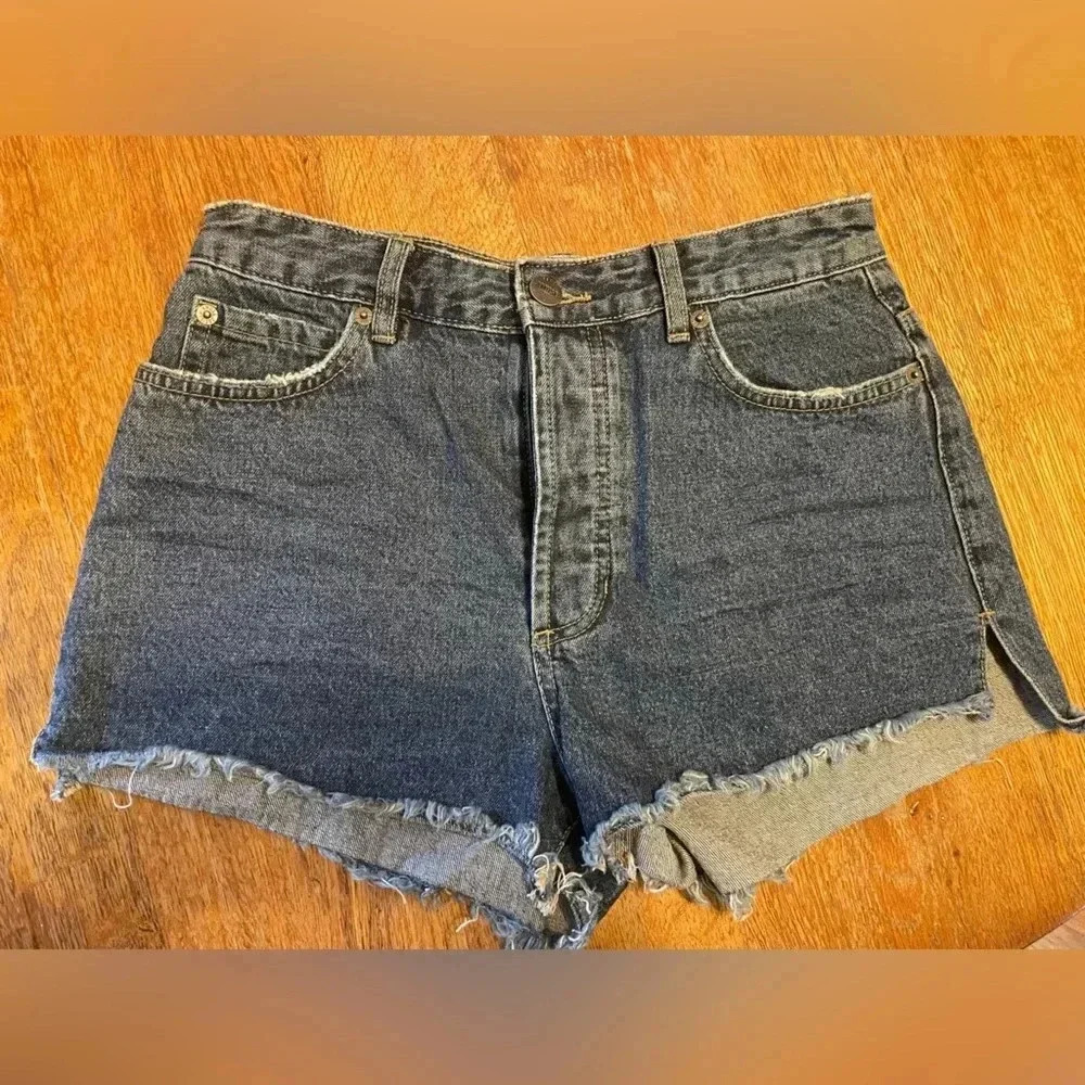 AMUSE SOCIETY Womenโs Denim Shorts